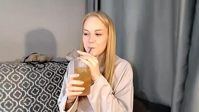ShineyLuna from StripChat is Freechat