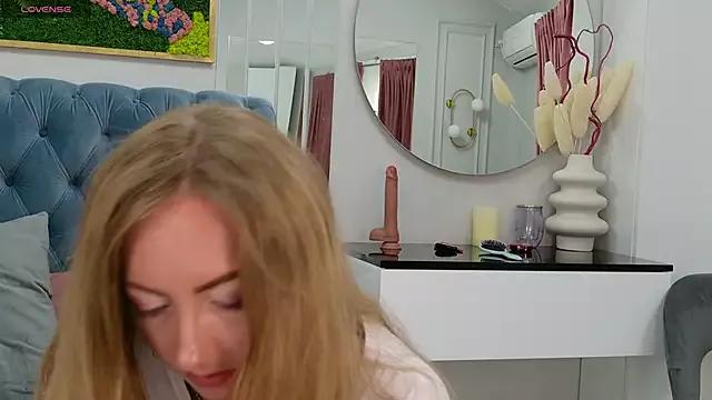 SiennaPierce from StripChat is Freechat