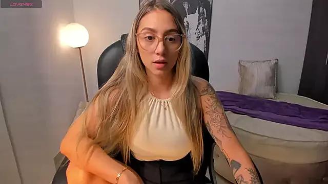 Girls: discover live performances with matured cam models, from teasing to fixations, in a variety of stunning live sex cams.