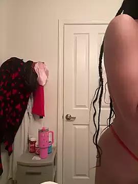 thatonelightskinn from StripChat