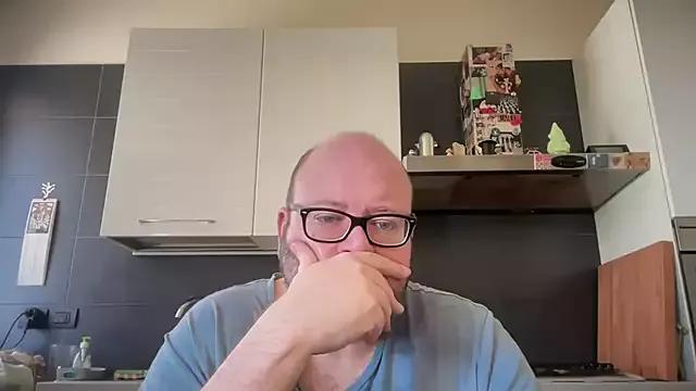 theitalianbear from StripChat is Freechat