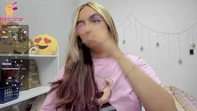 Girls: discover live performances with matured cam models, from teasing to fixations, in a variety of stunning live sex cams.