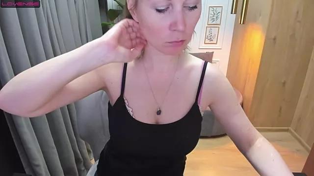ZoeEast from StripChat
